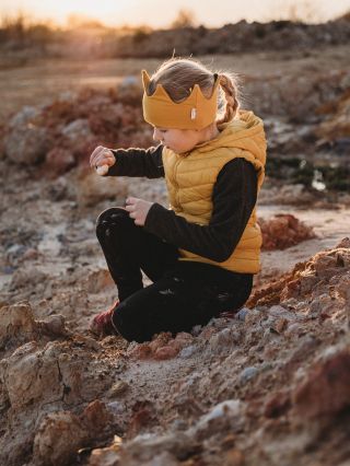 Ráno už je chladněji, ale odpoledne slunce ještě umí hřát ☀️ Na čepici je to možná moc, na korunku tak akorát 👑 Zahřeje...