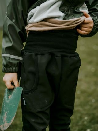 Softshellové kalhoty s vysokým pasem, které děti netlačí ani při celodenním běhání. Vysoký pas krásně drží záda v teple,...